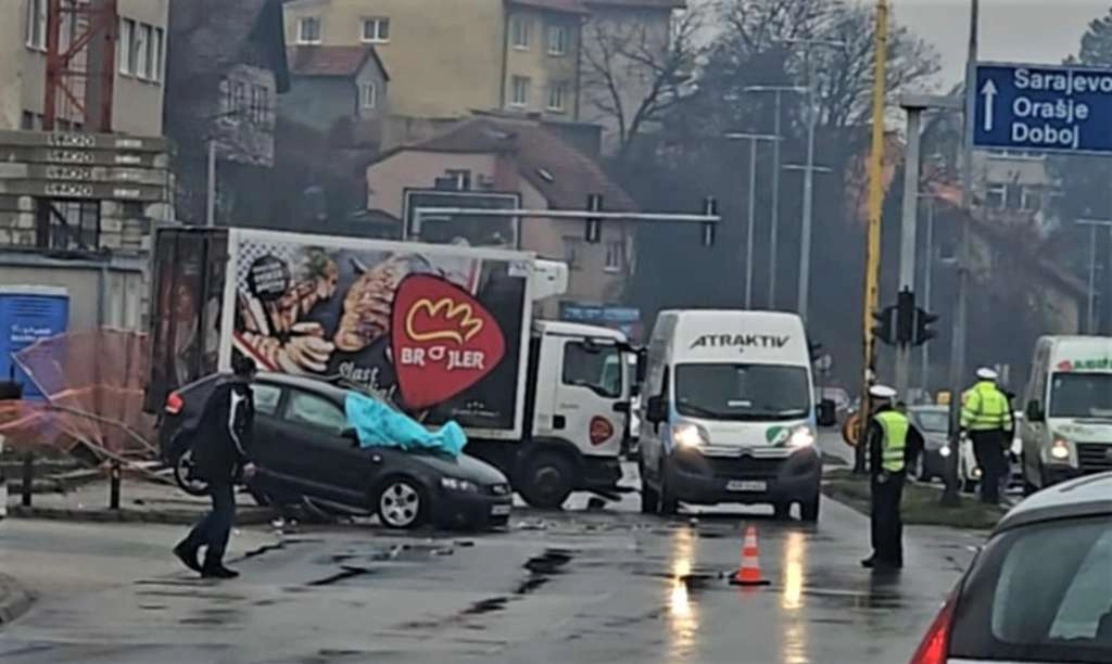 Teška prometna nesreća u Tuzli, jedna osoba smrtno stradala